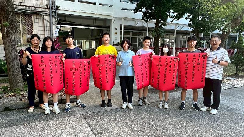 114年國中教育會考成績出爐 臺東學子表現亮眼 45位獲5A以上 教育處長至新中貼紅榜