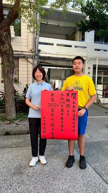 114年國中教育會考成績出爐 臺東學子表現亮眼 45位獲5A以上 教育處長至新中貼紅榜