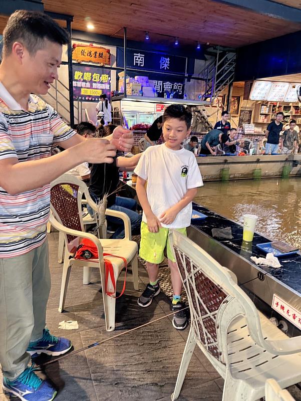 活動主辦人魏勝賓(及豐國際(股)公司副總經理)現場釣蝦教學