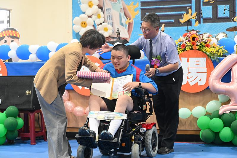 饒慶鈴出席豐田國中畢典 頒發雙獎肯定學子逆境中展翅翱翔奮發精神 見證教育感動!