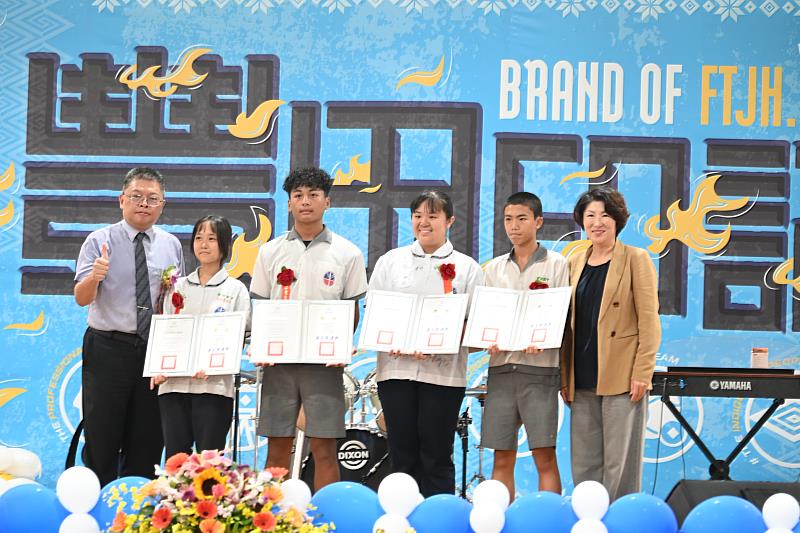 饒慶鈴出席豐田國中畢典 頒發雙獎肯定學子逆境中展翅翱翔奮發精神 見證教育感動!