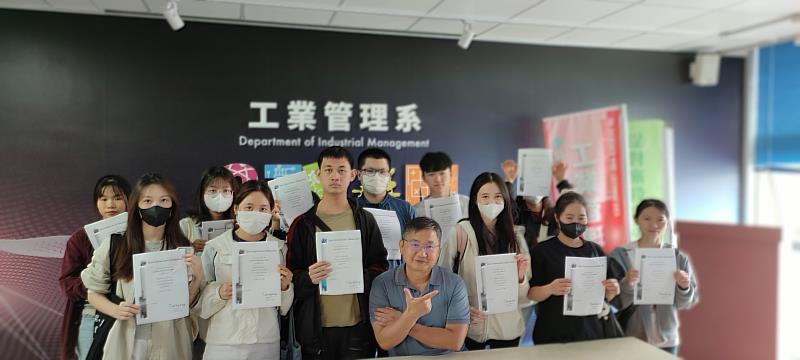 健行科大工管系同學獲取SAP ERP配銷模組證照留影紀念