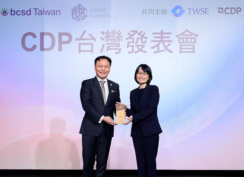 圖一：富邦金控人資長暨永續發展處處長劉菁宜資深副總經理(右)代表出席「CDP台灣發表會」，接受CDP氣候變遷評比最高榮譽「A 級」(A-List)表揚。