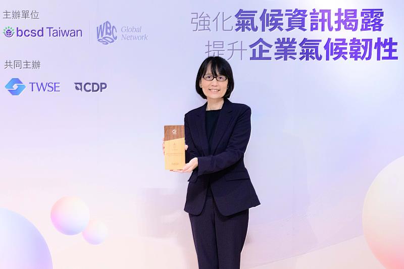 圖二：富邦金控受邀出席「CDP台灣發表會」頒獎典禮，並由人資長暨永續發展處處長劉菁宜資深副總經理代表受獎。