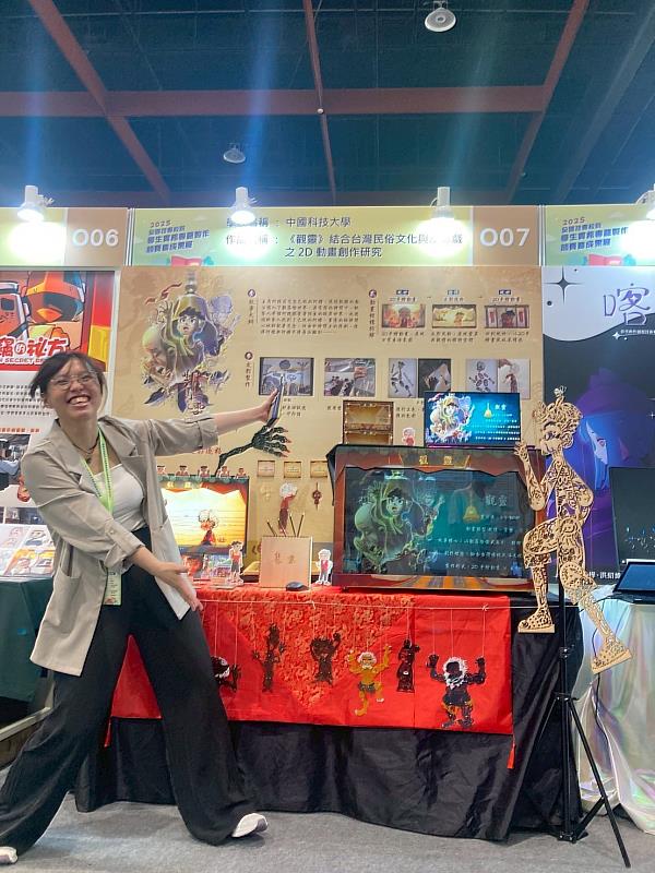 《觀靈》團隊展場熱情介紹，展現皮影動畫獨特魅力 (照片/中國科大提供)