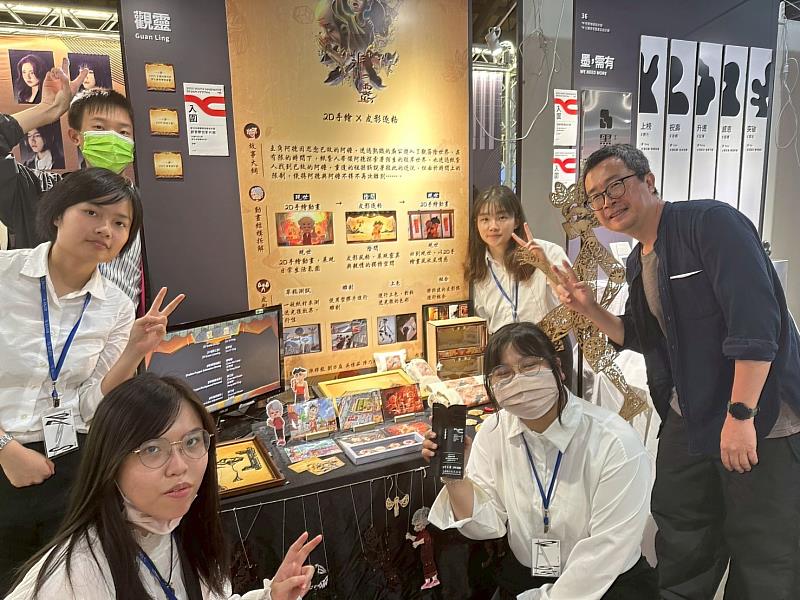 《觀靈》團隊與指導老師廖逸群在2025青春設計節展場合影 (照片/中國科大提供)