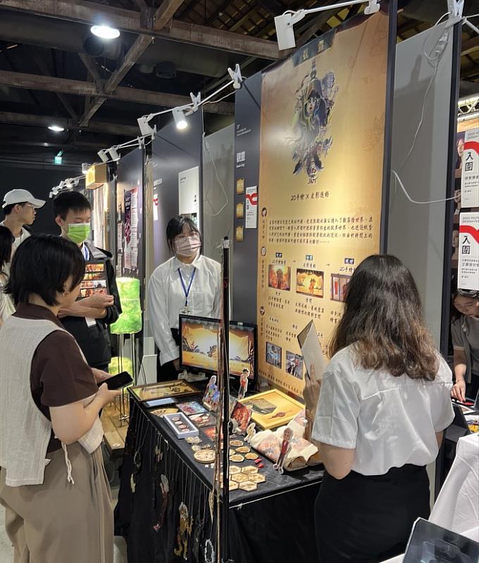 中國科技大學《觀靈》團隊展場熱情介紹，展現皮影動畫獨特魅力(照片/中國科大提供)