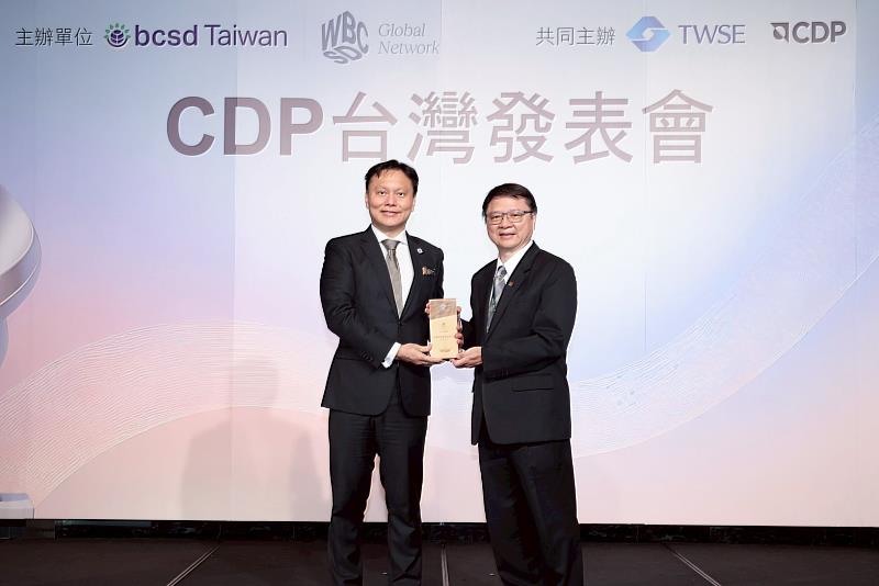 CDP與企業永續發展協會攜手臺灣證券交易所舉辦「CDP台灣發表會暨頒獎典禮」,獲得公開表揚信義房屋獲氣候項目最高A級評等,由信義房屋倫理長楊百川(右一)代表領獎。