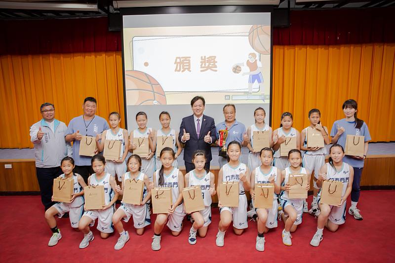 西門國小勇奪女子260組第四名。
