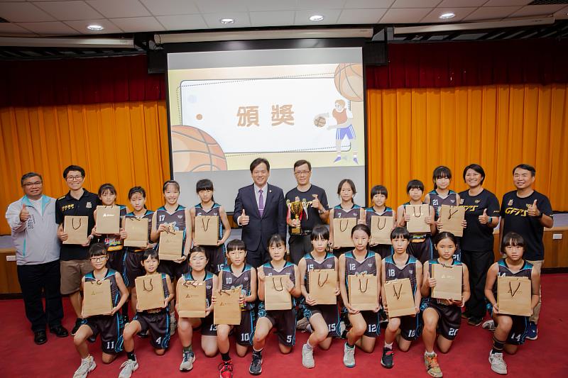 高峰國小拿下女子305組第八名。