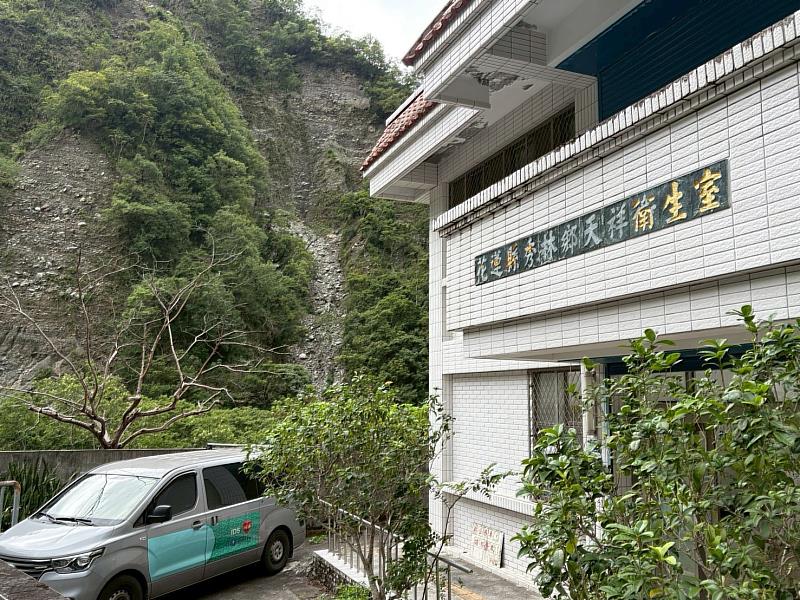 看到印有花蓮慈濟醫院logo的車到來,讓在地的居民都很開心。