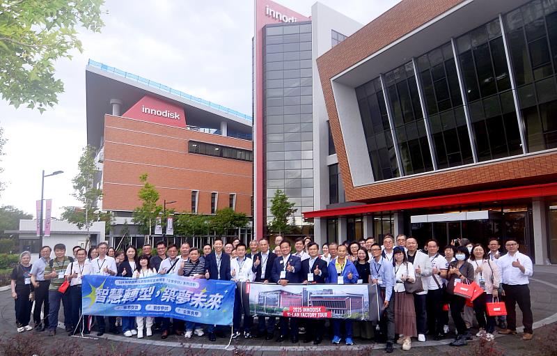 桃園市工商發展投資策進會辦理「企業觀摩交流」,邀請桃園市工業區廠協會及工業會代表,前往宜鼎國際股份有限公司參訪並合影留念。