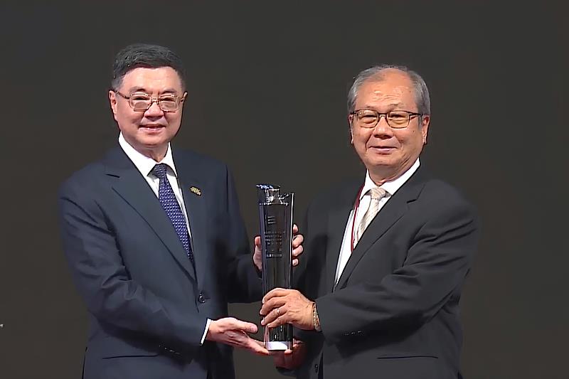 行政院卓榮泰院長（左）親頒「國家產業創新獎」個人類--產學貢獻獎予鄭芳田