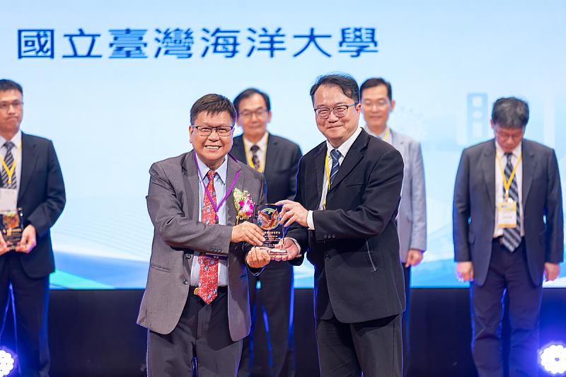 由顧承宇副校長代表海大受獎(中國工程師學會提供)