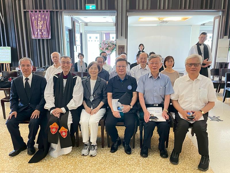 董事會及卸任校長參與追思會，前排左起：唐彥博校長、董事張員榮主教、陳金蓮前校長、朱復銓董事、曾鴻鍊執行董事、姚祖驤董事長。