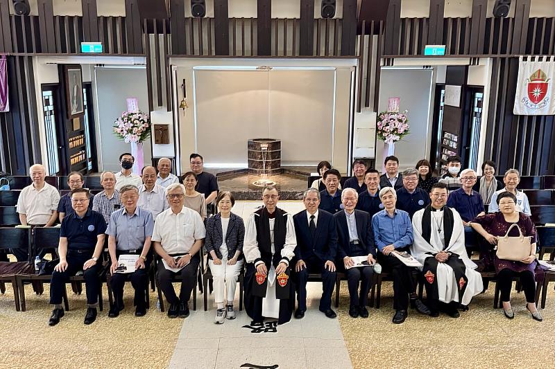 聖約翰科技大學舉行「辜嚴倬雲董事長百日追思禮拜」，場面肅穆莊嚴，氣氛溫暖感人。