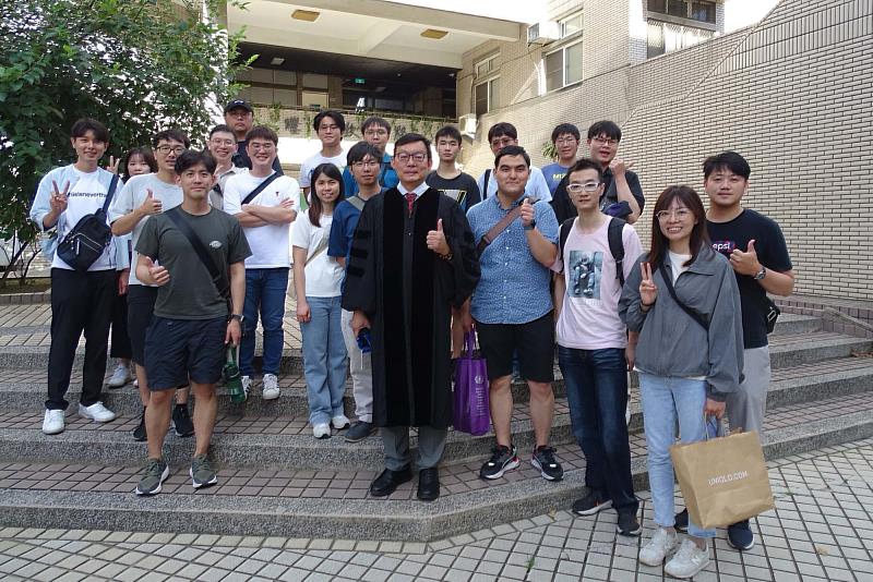 林主任隨後歡迎各屆系友與畢業生「回家」，並勉勵畢業生無論未來走向何方，材料系始終是他們可以連結與倚靠的所在