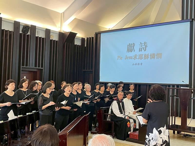 結尾由「山水佳音」獻唱詩歌〈When You Believe〉，優美歌聲傳達信念與愛的力量，為整場典禮劃下動人句點。