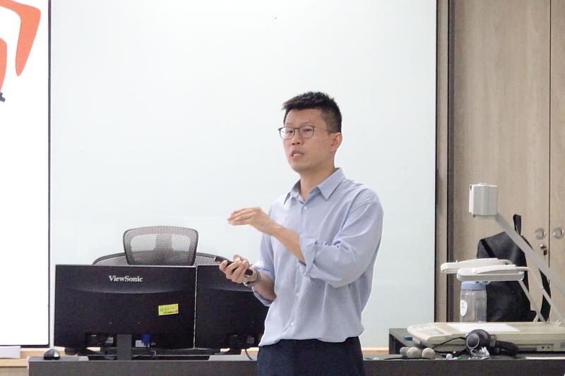 南大英文系舉辦「留學分享座談」，邀請艾爾斯留遊學楊正鵬經理蒞校主講，講題為「澳洲世界百大學校分享座談會」