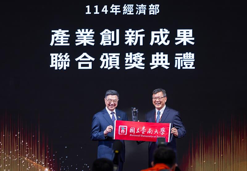 南大環生學院傅耀賢院長從行政院卓榮泰院長手中接下經濟部第9屆「國家產業創新獎-產學貢獻組」獎項