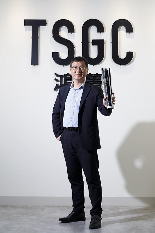 南大環生學院傅耀賢院長在經濟部、國科會、環境部等跨部會的計畫支持下,2021年創立南大首間衍生公司「鴻躉股份有限公司」