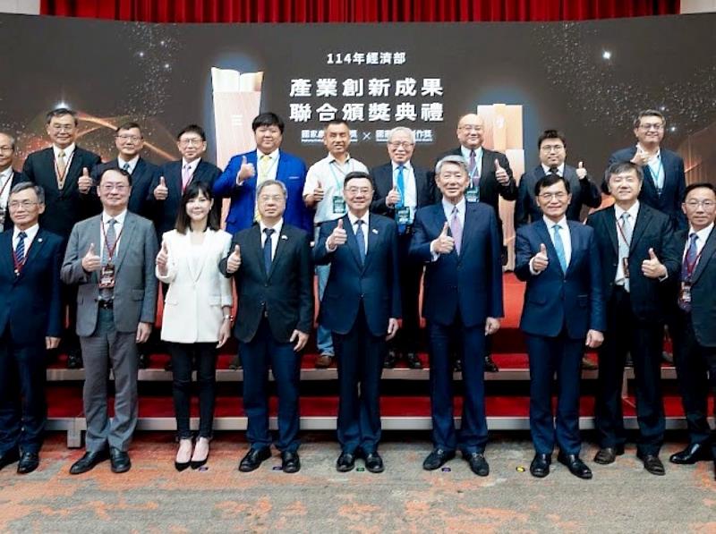 卓榮泰院長偕經濟部郭智輝部長與獲獎團體與個人合影。