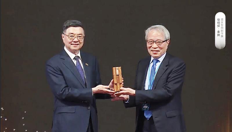 鄭隆賓院長/講座教授代表接受行政院長卓榮泰頒獎表揚。