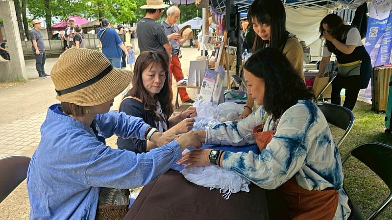 圖四：在三島町工人祭由台灣提供藍染體驗教學