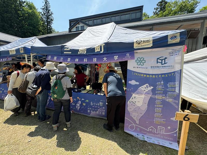 圖二：展售攤位與顧客交流