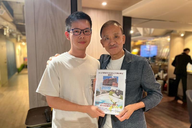 Hi-Q獎學金獲獎代表致贈感謝冊