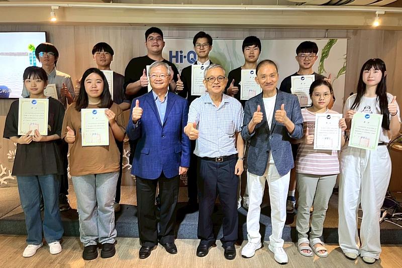 台北市校友會助學金獲獎者與師長貴賓合影
