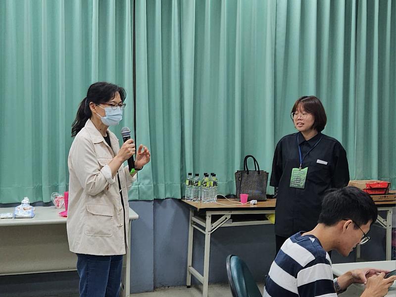 環工系許蕙琳主任(左)給予畢業生祝福的話