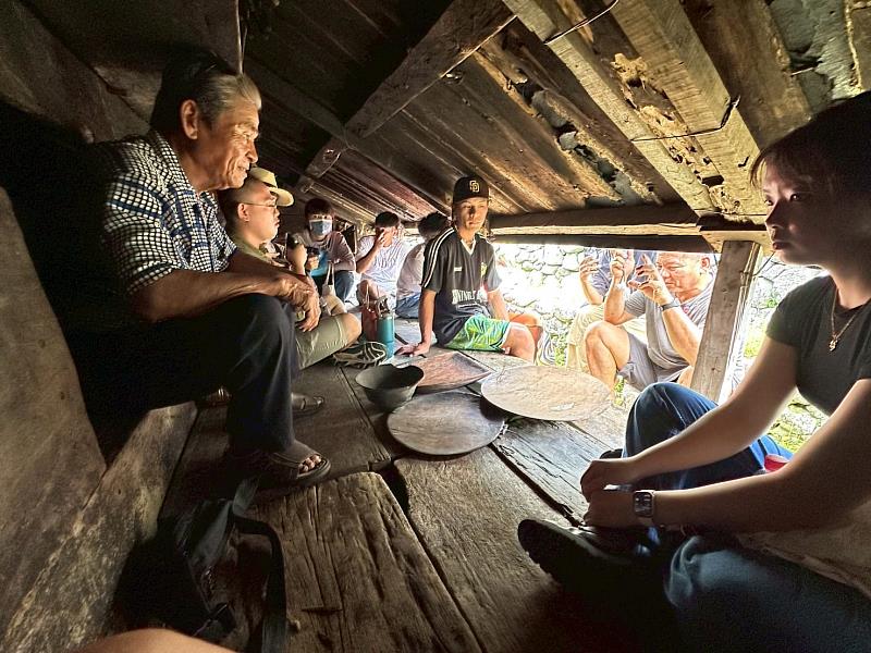 耆老帶領師生至地下屋體驗族人的生活環境