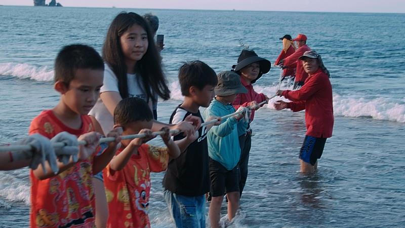 民眾體驗牽罟活動捕魚獲
