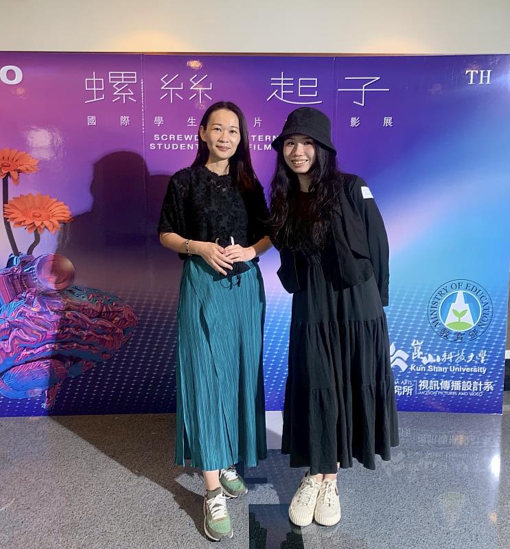 殷芸茜(右)參與第20屆螺絲起子影展，與恩師李思欣老師(左)合影