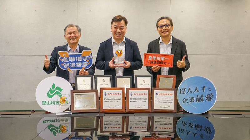 崑山科大13度蟬聯「產學合作績優單位」 私立科大第一，左起為侯順雄副校長、李天祥校長、鐘俊顏副校長