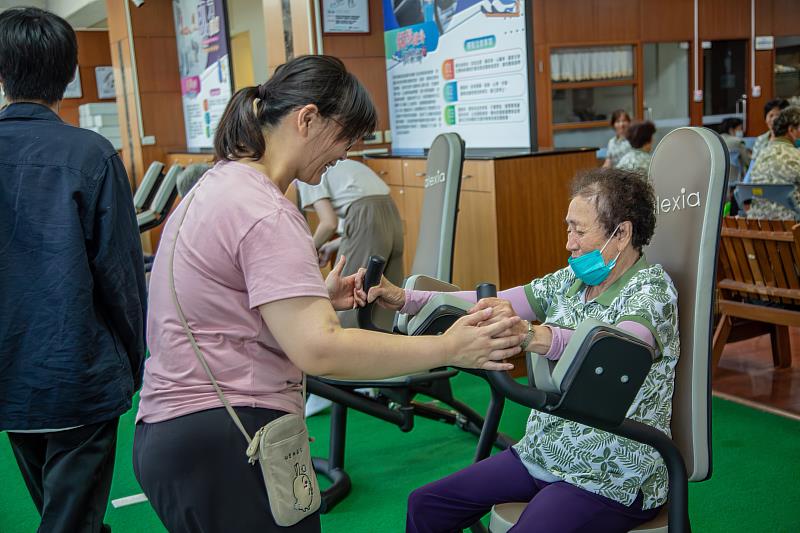 協助長輩體驗阻力設備