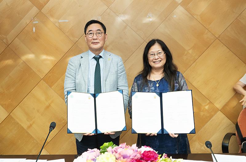 文化大學副校長王淑音(右)與韓國建國大學校長元鍾弼（Won Jong Pil）(左)簽署簽署雙聯學位合作協議。