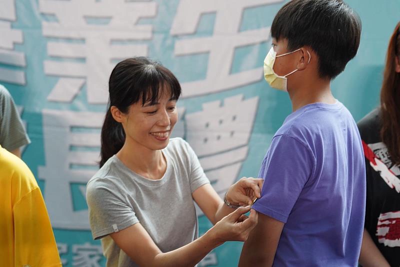 圖4 台灣客家文化館攜15校後生共創客庄文化記憶,師長給畢業生加勉硬頸徽章,表彰畢業生們這段時光所展現的智慧與硬頸精神