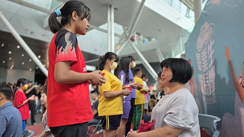 圖3 台灣客家文化館攜15校後生共創客庄文化記憶，畢業生以奉茶感謝師長教導