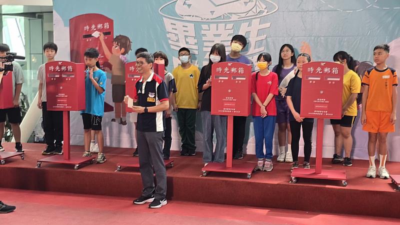 圖2 台灣客家文化館攜15校後生共創客庄文化記憶,畢業生投遞信件進入「時光郵箱」,由中心主任何金樑進行封存儀式