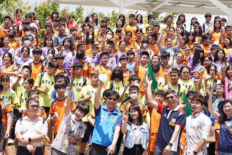 圖5 台灣客家文化館攜15校後生共創客庄文化記憶,全體畢業生投擲紙飛機(左起日智衡校長、吳若安機要秘書、謝政達校長、陳玉玫校長、何金樑主任、曾仲瑋客籍歌手、張美瓊課長)