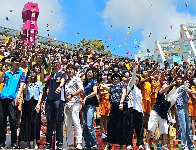 圖1 台灣客家文化館攜15校後生共創客庄文化記憶，全體畢業生，將象徵夢想的紙飛機投擲射出