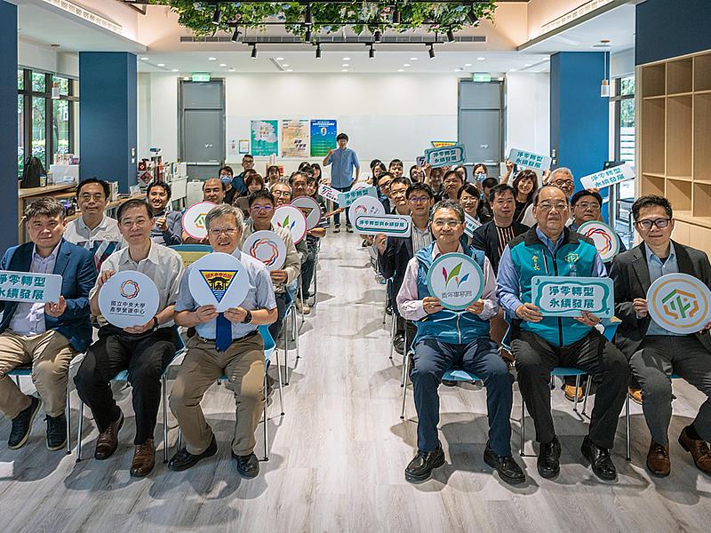 貴賓與團隊合影，展現交流空間活力與創新氣氛。