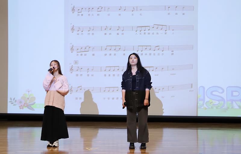 南華大學舉辦《台灣慢城指南》新書發表會，民族音樂學系吳宛蓉、呂曉慧兩位同學演唱「台灣國際慢城會歌」。
