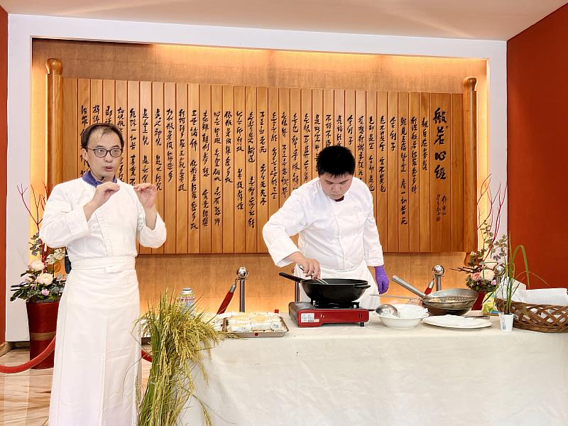 南華大學旅遊系梁毅宗老師帶領黃威凱同學一起製作創新米食料理。