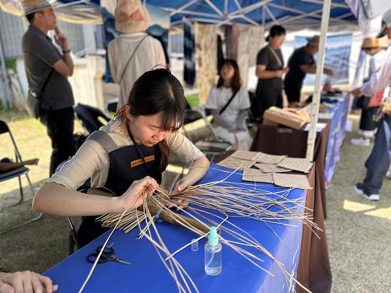 臺灣藺草學會王婷瑩老師帶民眾體驗藺草小帽編織的體驗活動