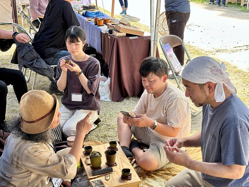 社團法人嘉義縣茶文化協進會莊玉端理事長(左1)，帶領民眾體驗臺灣茶席品茗。