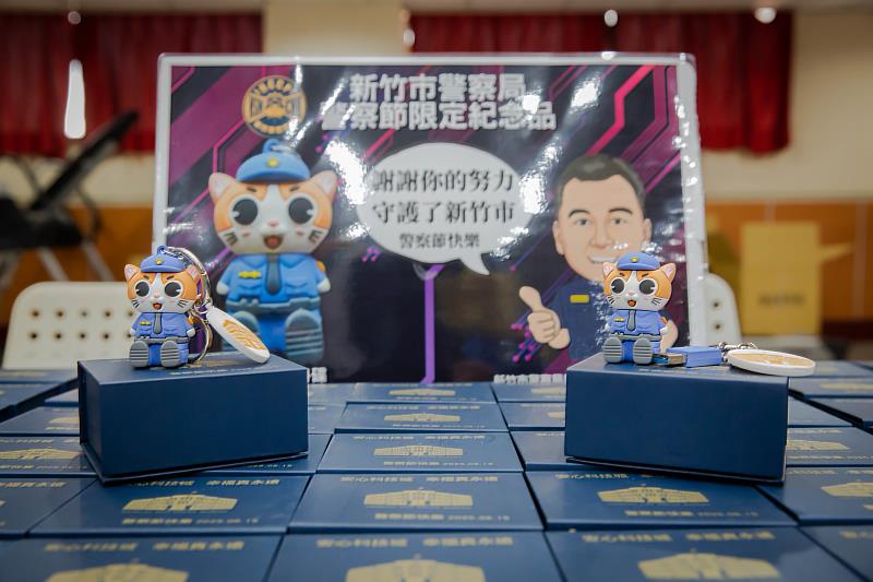 竹市警友會特別設計「貓警長造型隨身碟」贈與全市警員。