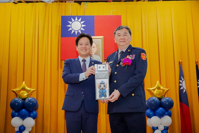 竹市警友會特別設計「貓警長造型隨身碟」贈與全市警員。